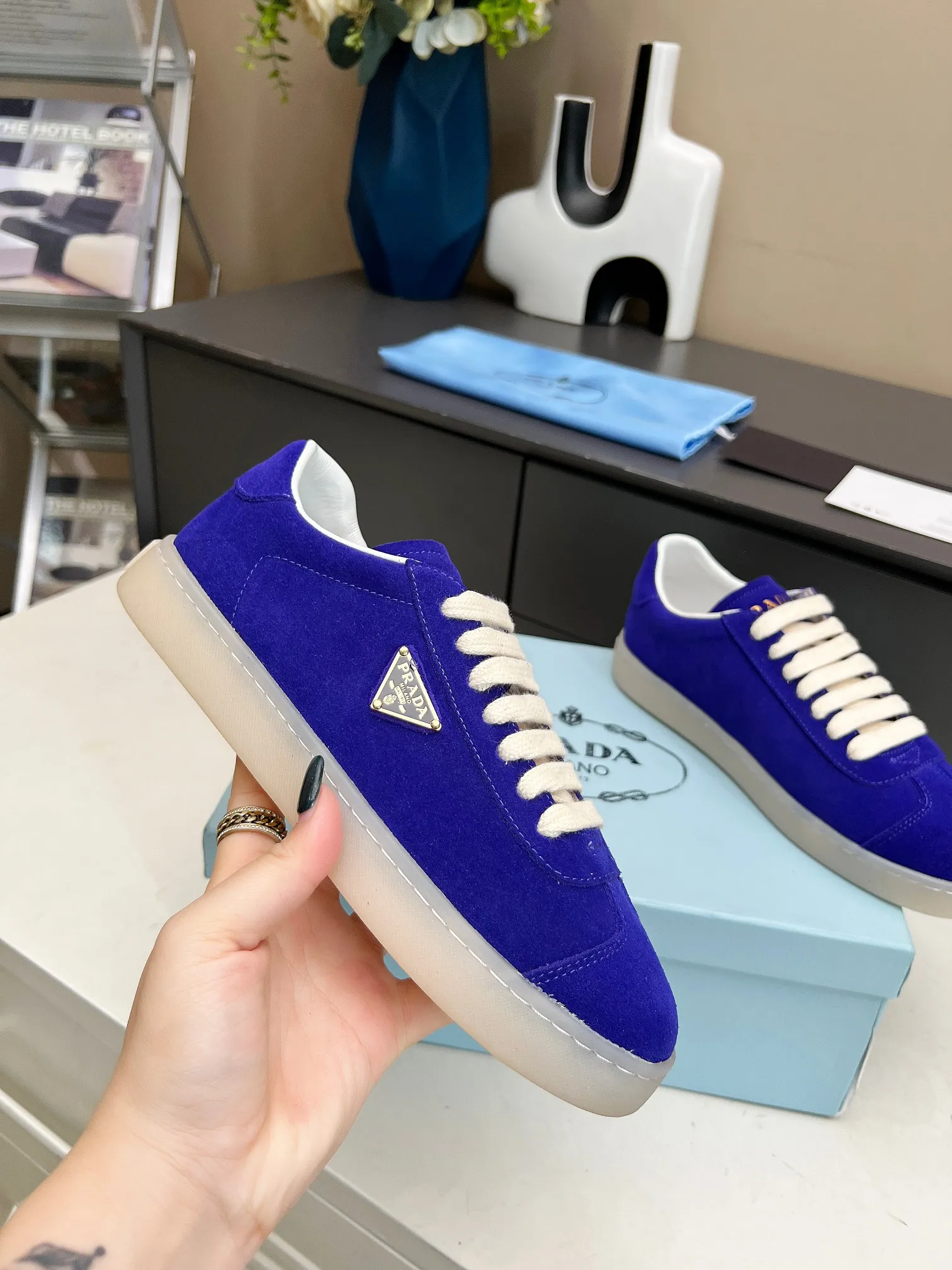 👟👟Ex-factory price 480👟👟 2024 Prada/Prada "couples" metal logo decorated Lane leather sneakers. This sneaker is fashionable and simple, showing the full integration of minimalist style and sports personality. Easy to wear and durable, artistic retro style. Leather material: original imported cowhide. Lining: sheepskin lining. Shoe logo: enamel-coated triangular metal logo. Size: 35-45 (female 41, male 45, custom-made, non-returnable).